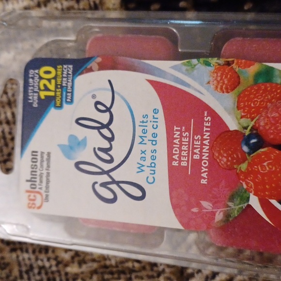 4/$40 New Glade Radiant Berries Wax Melts - 3 Packs Of 6 Melts - Picture 3 of 4